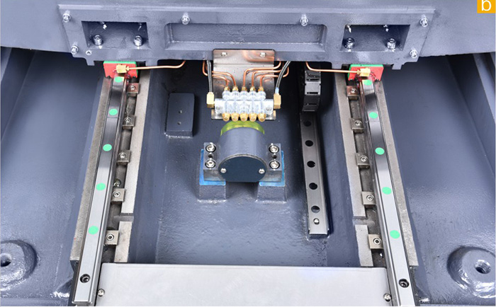 進口主軸、護罩保護絲桿線軌， 提高機床使用壽命